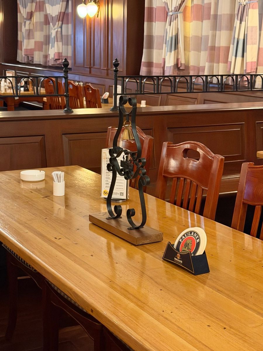 Der Aufsteller steht auf dem Stammtisch im Bräuhaus